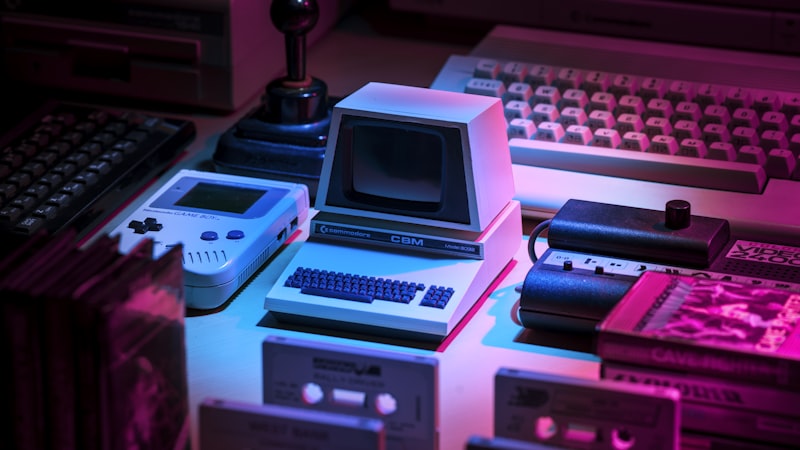 电竞比赛现场，选手专注操作键盘鼠标，背后是大屏幕游戏画面